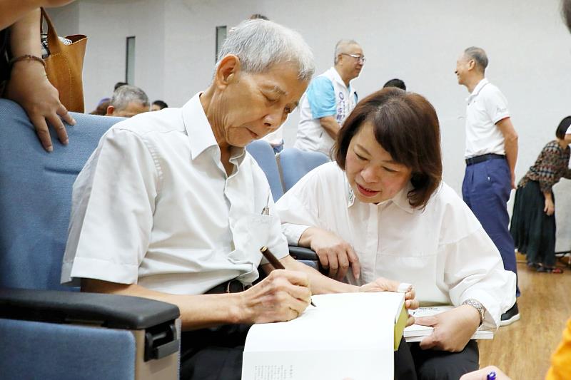 黃敏惠市長請蕭藤村老師為新書簽名留念。