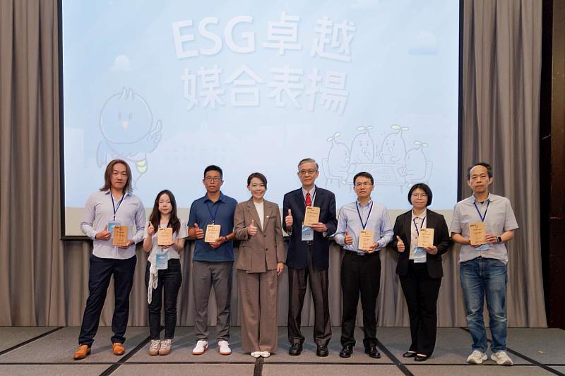 高虹安市長進行ESG卓越媒合表揚。