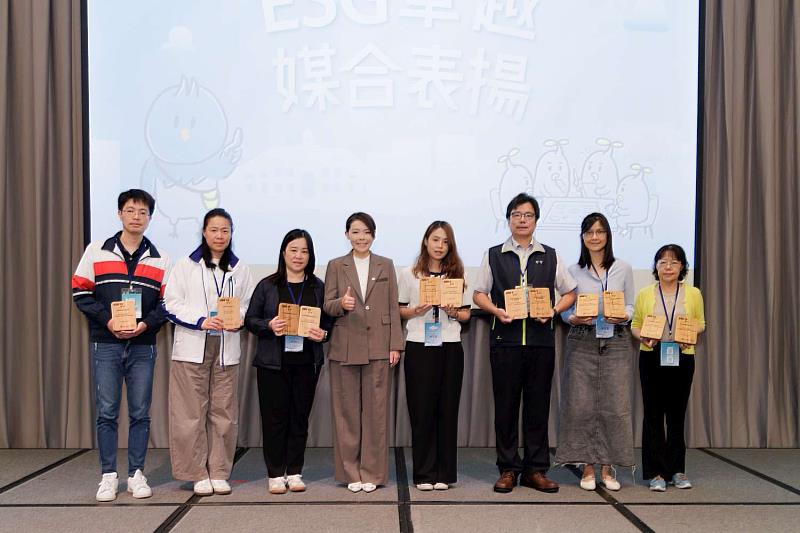 高虹安市長進行ESG卓越媒合表揚。