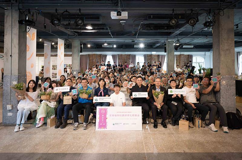 全體合照展現跨域攜手推動受脅植物保育。(新竹分署提供)
