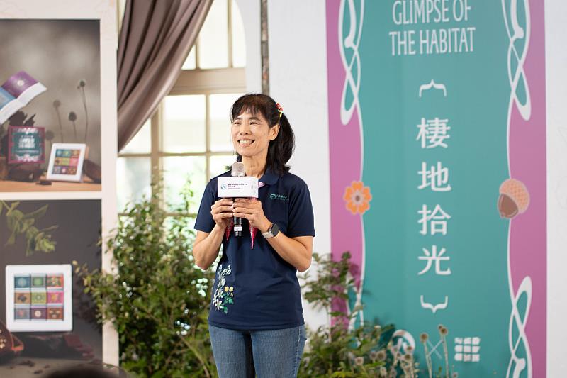 新竹分署夏榮生分署長說明「棲地拾光」巧克力禮盒保育轉譯理念。(新竹分署提供)