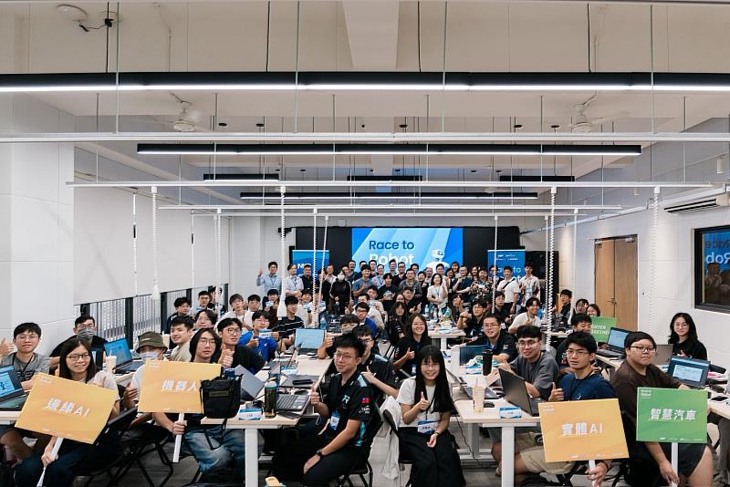 7月24日在國立成功大學旺宏館舉辦「Race to Robot－NXP Edge AI 應用工作坊」，吸引全台13所大專校院超過60名學生報名參與。活動透過企業工程師交流、系統架構討論，逐步建立接軌產業技術應用所需的實作能力與系統思維。