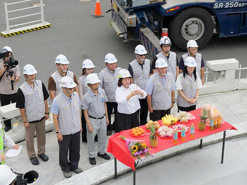 黃敏惠市長上香祈求工程順利。