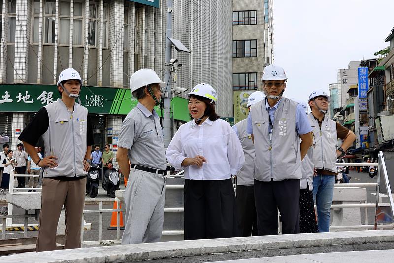 黃敏惠市長與雕塑家蒲浩明老師共同見證吳明捷銅像重返中央噴水圓環。