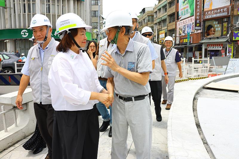 黃敏惠市長與雕塑家蒲浩明老師共同見證吳明捷銅像重返中央噴水圓環。