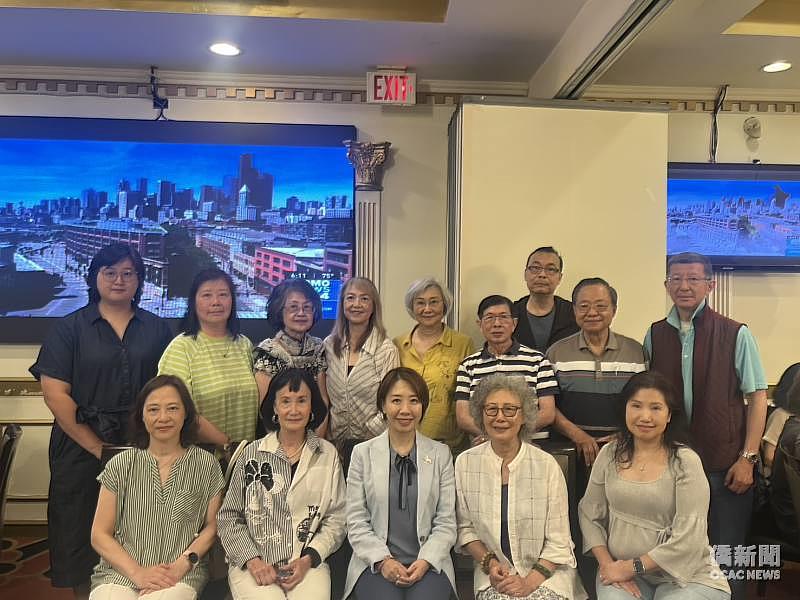 李姸慧出席「2026年全加華文教育會議歡迎晚宴」，與來自加拿大各地僑教代表交流。