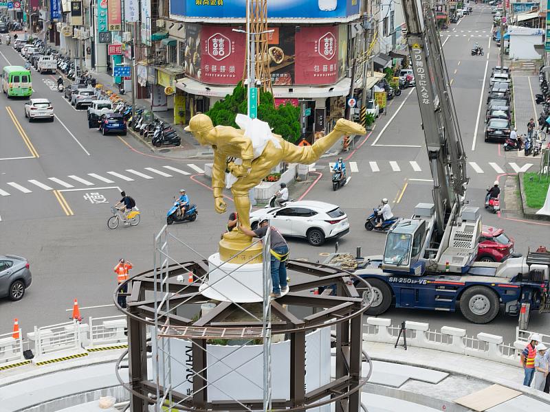 經典再續！嘉義市KANO王牌投手雕像完成翻銅修復，今日重返噴水圓環。