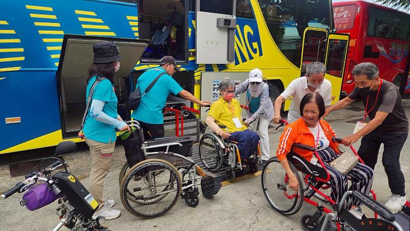 「有愛無礙、關懷台灣」屏東救國團攜手蔣月惠議員伴身障友暢遊台南