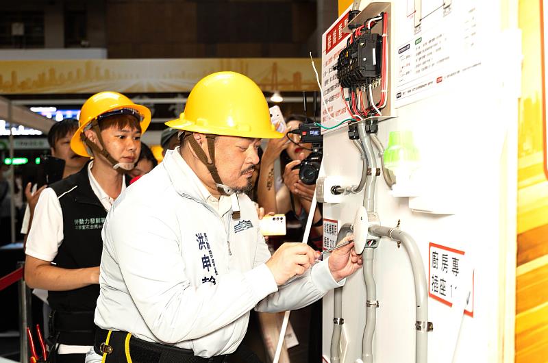 勞動部洪申翰部長，現場體驗職訓課程內容之水電設備與接線。