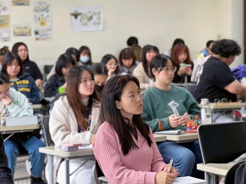 來自印度的佛光大學心理學系三年級國際學生印具,專注投入課堂學習,透過扎實的專業訓練,朝成為心理專業工作者的夢想邁進。