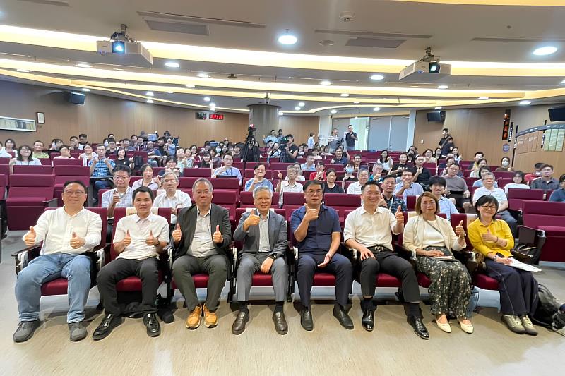 在中央大學羅家倫講堂舉辦「國土綠蔭氣候調適計畫與推動木質資源循環說明會」，與會者共同合影。