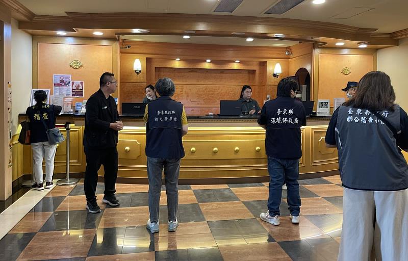 臺東縣政府執行旅宿聯合稽查，非文稿中違規旅宿。（臺東縣政府提供）