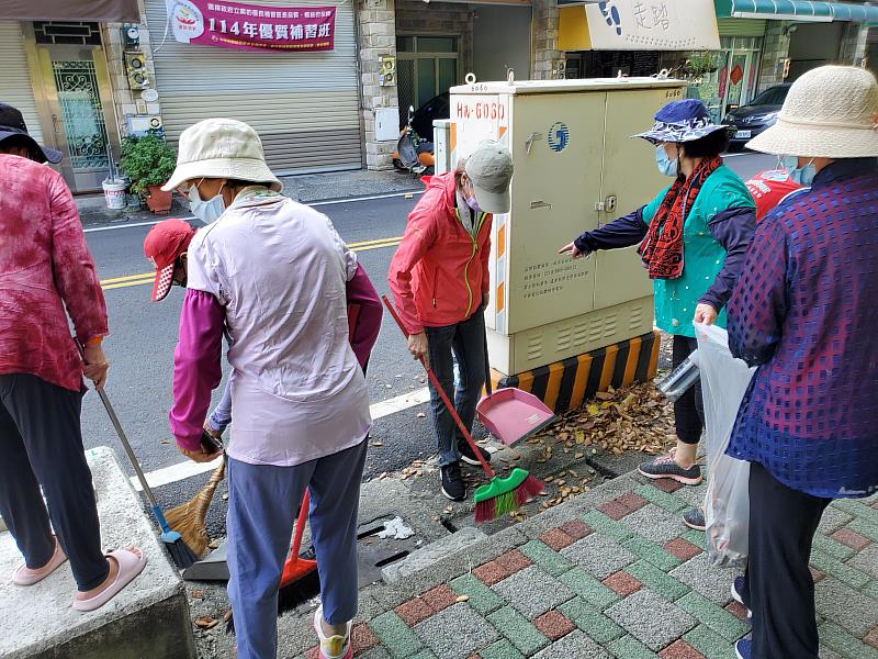 虎尾店與長輩們一起清理落葉、疏通水溝，只為避免下雨時積水。