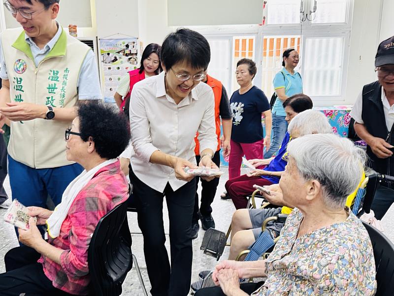 圖2 客委會古秀妃主委發送小禮物給長者