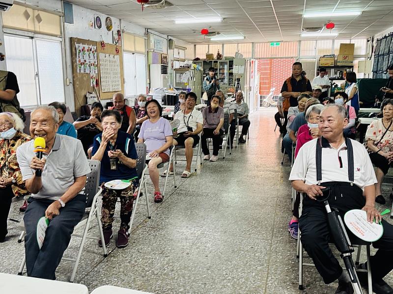 圖3 96歲的伯伯在現場演唱客家山歌，與大家同樂