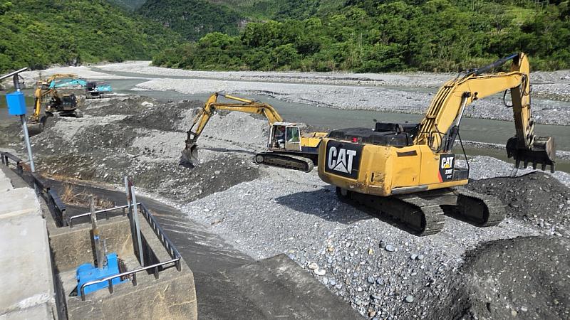 萬榮圳河道引水作業情形