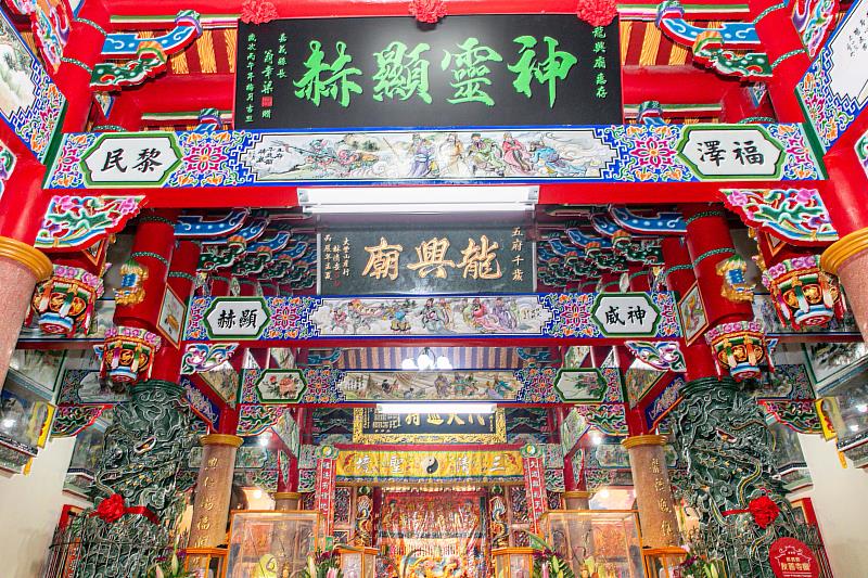 嘉義義竹百年龍興廟重修完工,翁章梁贈匾見證入火安座-4