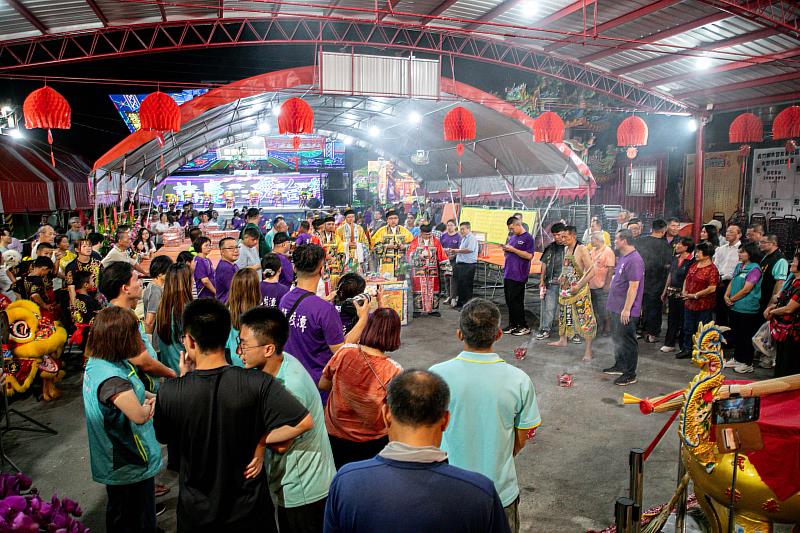 嘉義義竹百年龍興廟重修完工,翁章梁贈匾見證入火安座-5