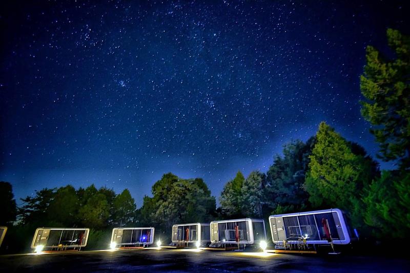 位於海拔2,560公尺的「惠來星空艙」,打造彷彿置身雲端的住宿體驗,讓旅客夜晚可仰望滿天星斗,清晨在雲海與山嵐間甦醒,沉浸於高山森林的寧靜氛圍。