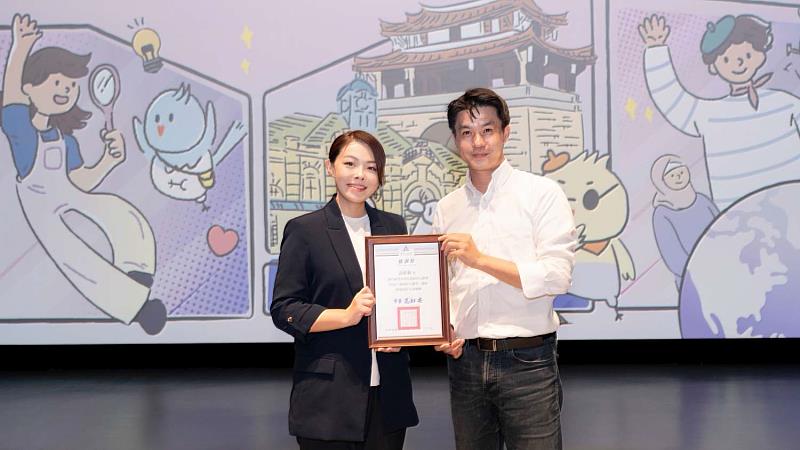 市長高虹安頒發感謝狀予執行長高偉倫。