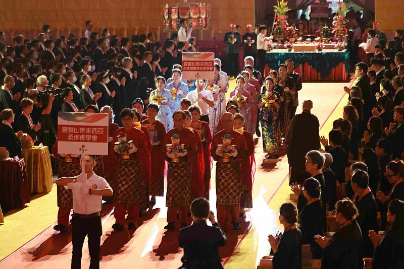 靈鷲山馬來西亞柔佛佛學會身穿傳統服飾敬獻白咖啡與餅乾;吉隆坡暨檳城佛學會身著娘惹服與峇迪供養香茶燈及月餅。(圖由靈鷲山佛教教團提供)