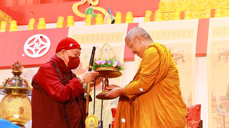 MCU副校長帕西提瓦吉拉班迪長老(右)特地來台,於水陸法會結界時刻頒授「榮譽弘法大師使者獎」予靈鷲山開山住持心道大和尚(左)。(圖由靈鷲山佛教教團提供)