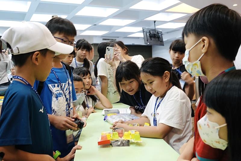 今年共160名學童進入東海大學,展開AI、STEAM教育及自然探索等體驗式學習,讓孩子從實作中拓展視野。