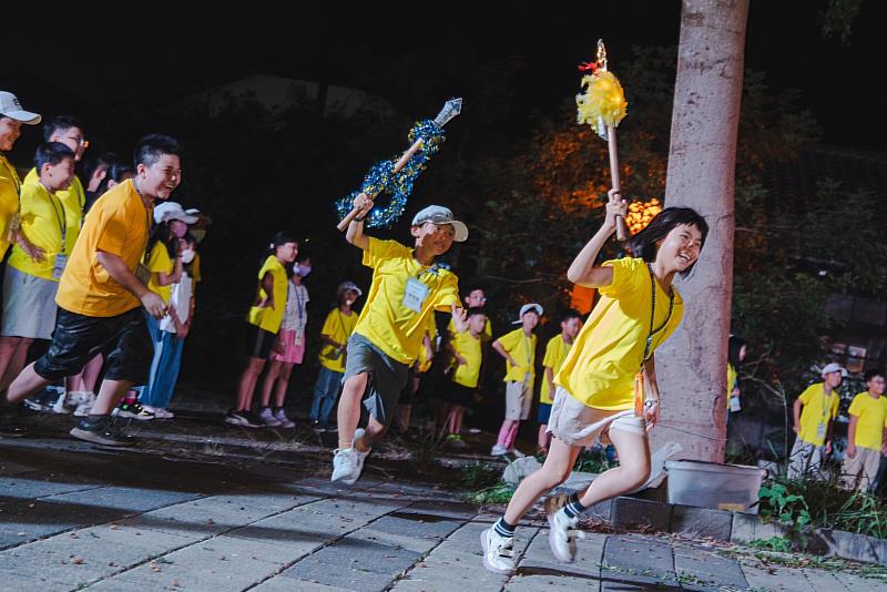 不只讓孩子接觸AI科技,更讓他們住進大學校園,與不同地區的同儕共同學習、生活,激發對未來更多元的想像與期待。
