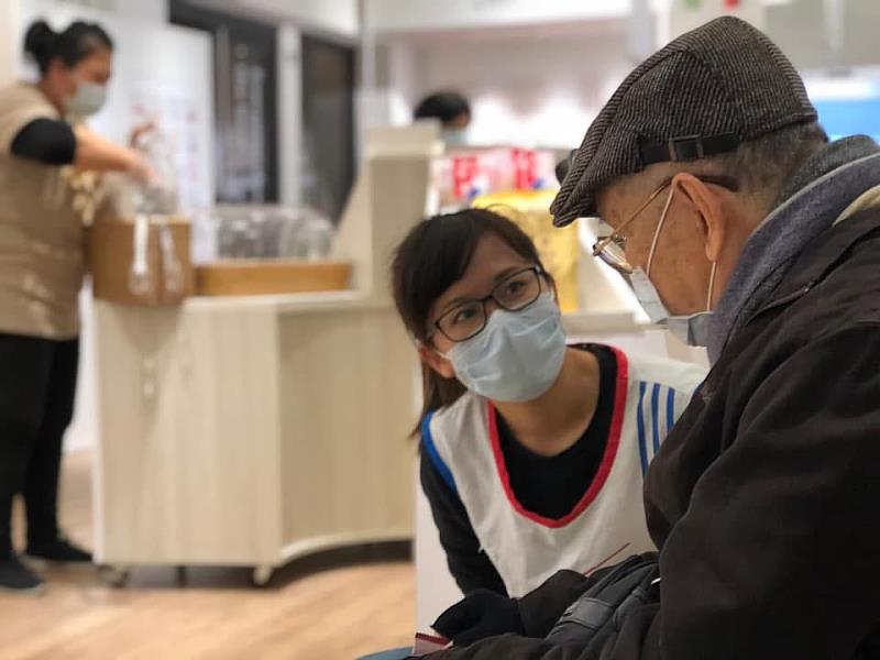 賣場夥伴傾聽顧客需求，期許成為社區好鄰居。
