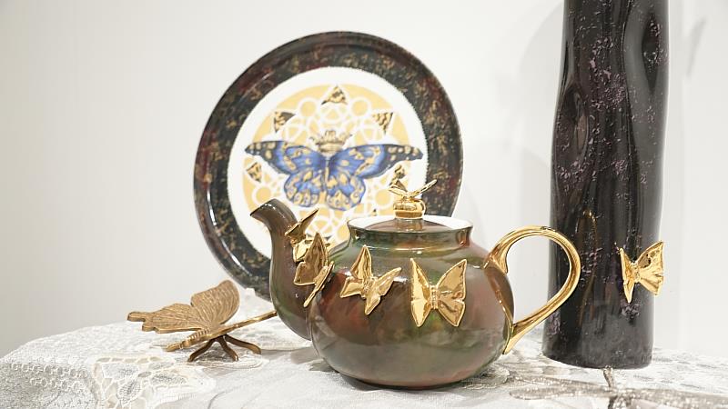 瓷上風景:蝶戀花-台灣瓷繪藝術協會會員聯展開幕 逾百件作品呈現藝術細膩之美
