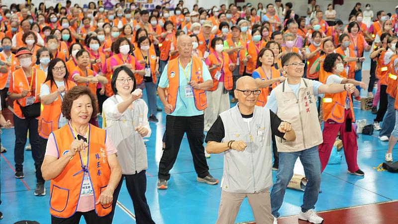 陳永豐副市長與環保志工們齊暖身 準備迎接競賽
