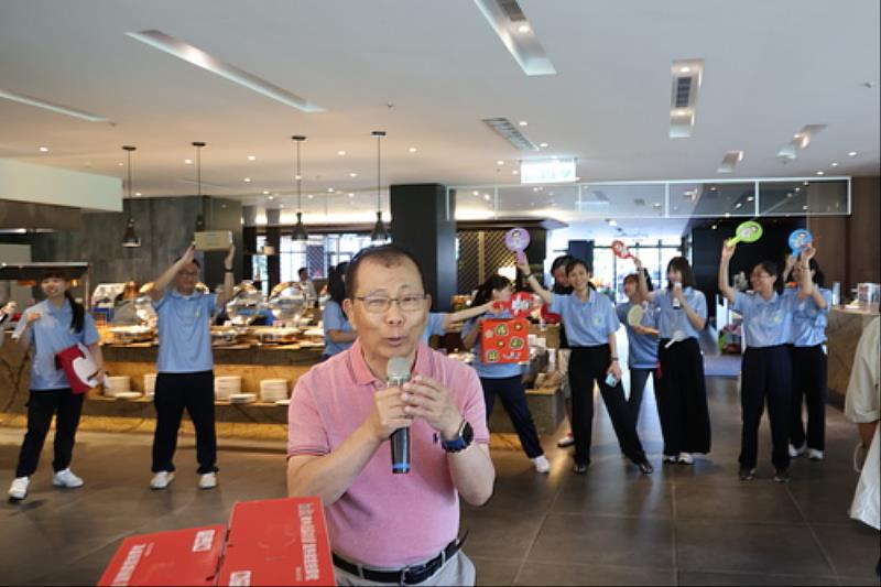身為花蓮慈院合唱團團長的吳彬安副院長,演唱郭子究老師創作的花蓮名曲〈回憶〉獻給所有同仁,希望帶著美好回憶一起向前同行。