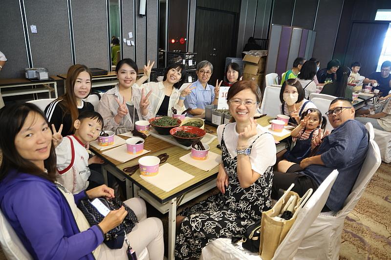 花蓮慈院的家庭日活動，原本工作繁忙的同仁們在香草手作、盆栽體驗中與家人相聚、放鬆身心。