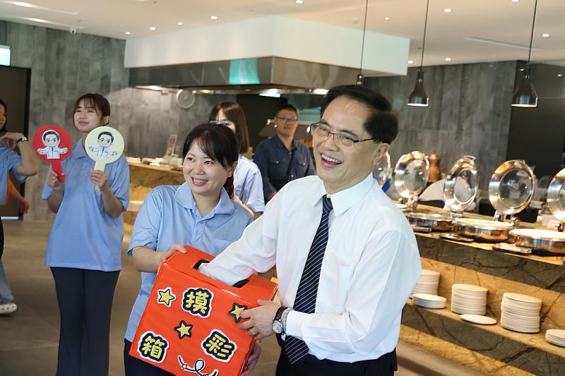 七月壽星慶生及摸彩活動把活動氣氛帶到高潮,林欣榮院長抽出得獎者,歡呼聲此起彼落。