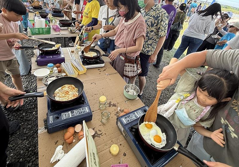 樂家康基金會及綠璽牧場支持端午立蛋活動，現場每個人親手煎蛋。