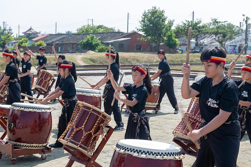 洲南鹽場舉行謝鹽祭,由當地孩子帶來祈福演出。
