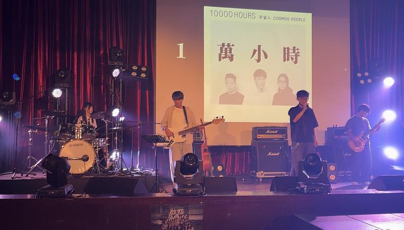啟英高中社團表演展現成熟的音樂技巧與舞台魅力。左1：王紜婕同學，左2與左4：熱音社指導老師，左3：陳冠維同學。
