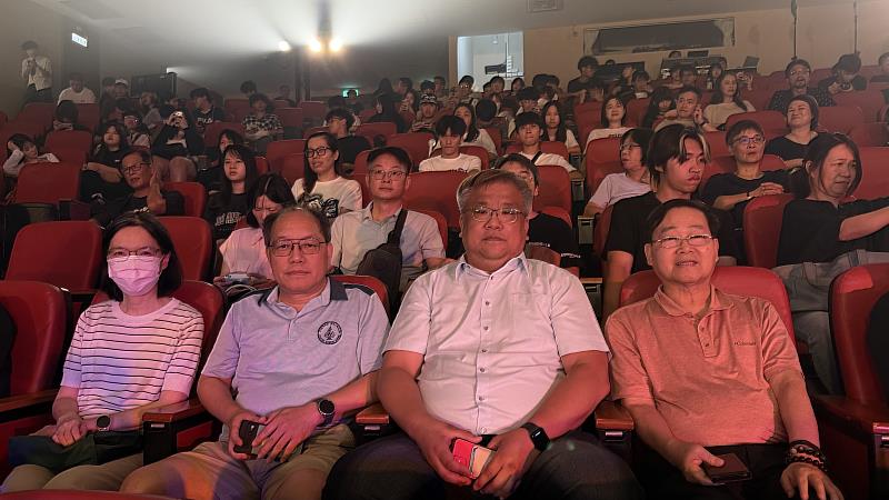 啟英高中彭昭勳校長與健行科大師長親臨現場，勉勵學子勇敢展現自我。右1：彭昭勳校長，右2：王啟秀教授，右3：彭椏富教授，右4：廖玉琳教授。