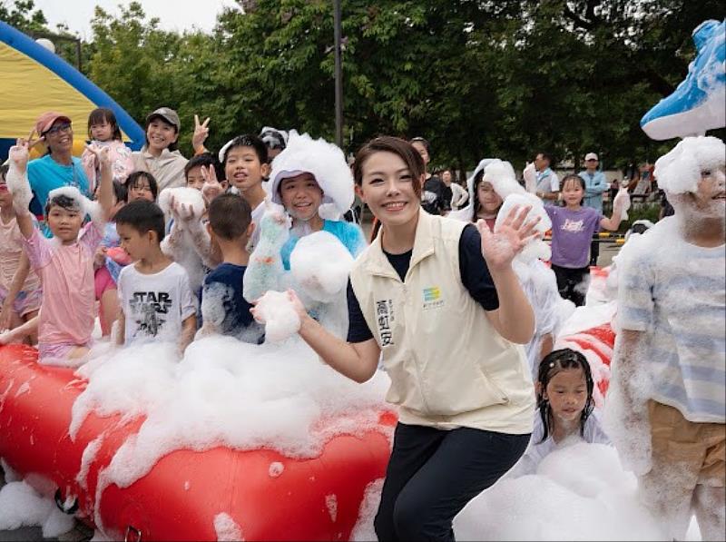 市長高虹安與民眾互動。
