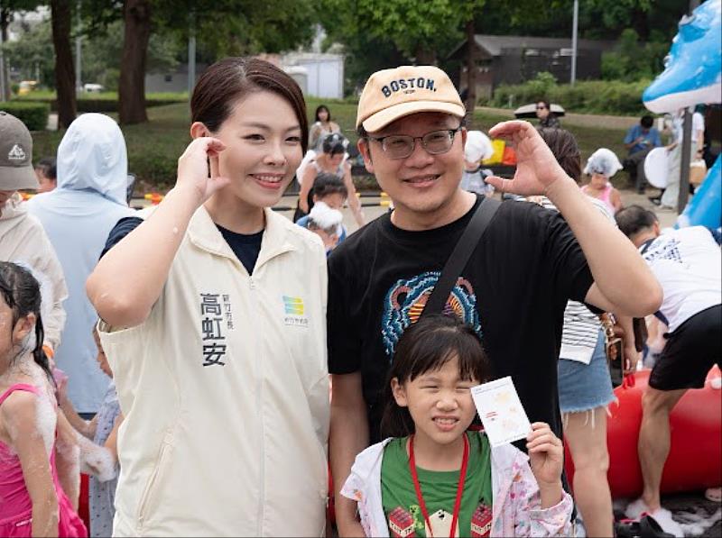 市長高虹安與民眾互動。