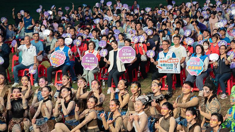 「2026風城藝術節」系列演出第3場《島嶼之光》市長高虹安與民眾合影。