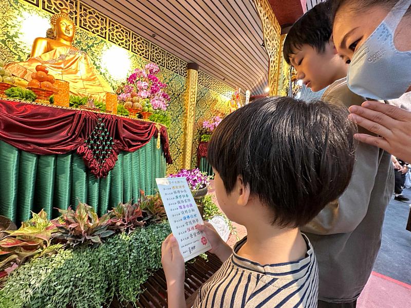 完成書寫後,到佛前念誦十大願與發願回向,願世界和平、地球平安。(靈鷲山佛教教團提供)