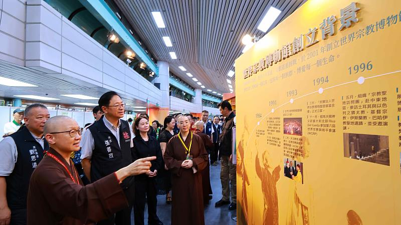 靈鷲山當家常存法師(前左1)為桃園市政府團隊導覽「世界宗教博物館25周年展區」。(圖由靈鷲山佛教教團提供)