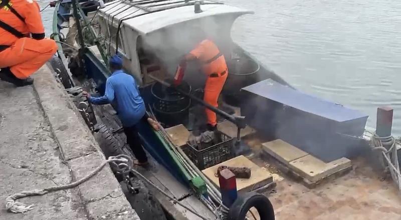拿滅火器協助滅火。