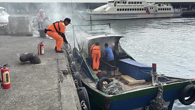 滅火後與船長檢查駕駛台。
