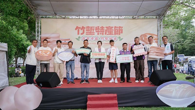 與會長官與貴賓合影留念。