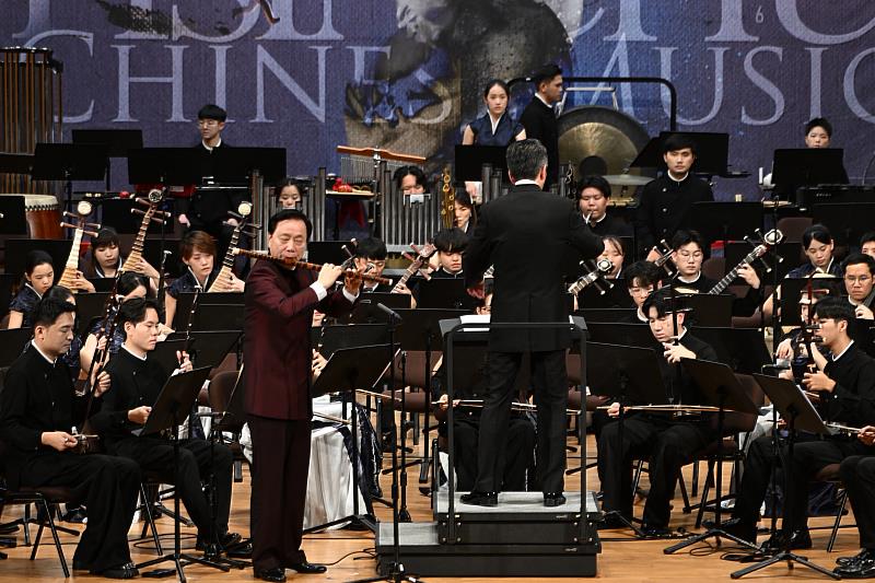 著名笛子演奏家/詹永明教授與新竹青年國樂團演奏鷓鴣飛。