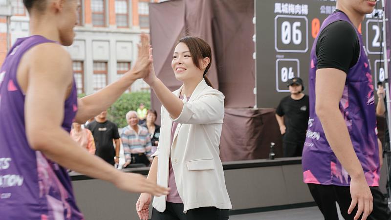 市長高虹安與選手擊掌、給予鼓勵。