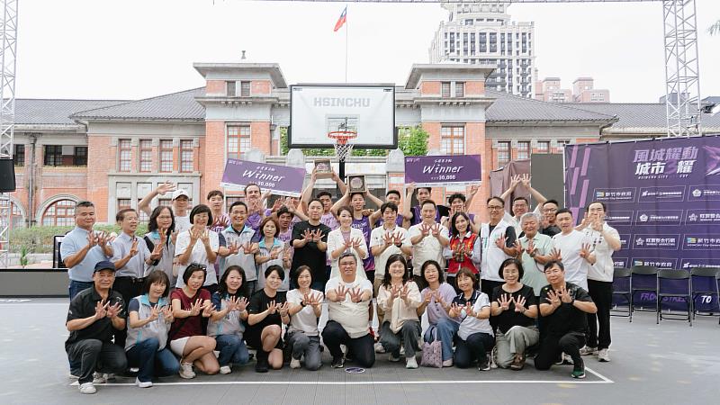與會長官及貴賓與得獎選手們合影。