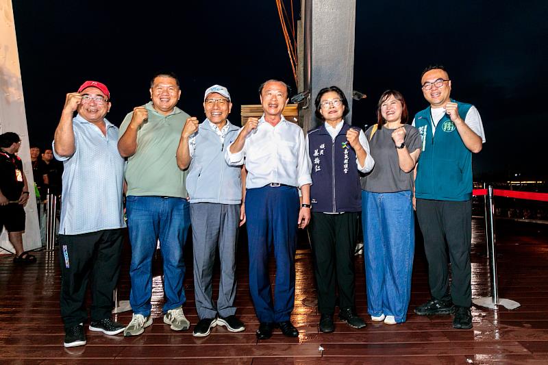東石海之夏壓軸煙火秀登場,單日破7萬人次湧入碼頭看煙火。